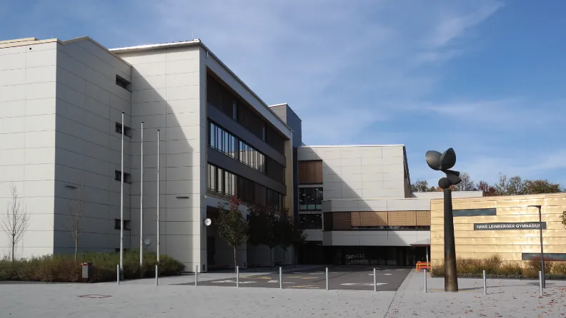 Hans-Leinberger-Gymnasium Landshut nach der Modernisierung, Eingangsbereich mit Skulptur