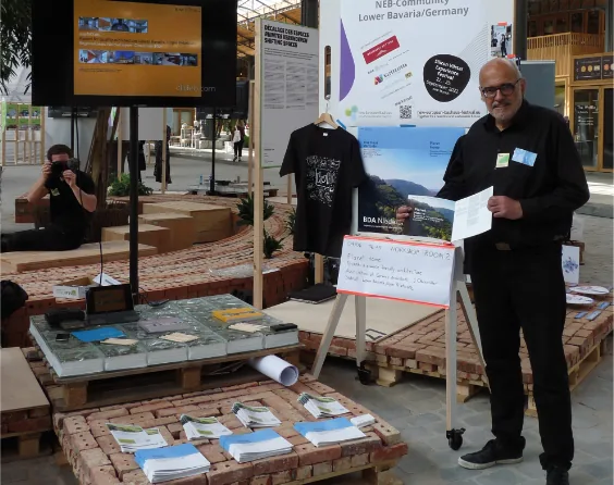 Jakob Oberpriller an einem Ausstellungsstand beim Festival des New European Bauhaus in Brüssel