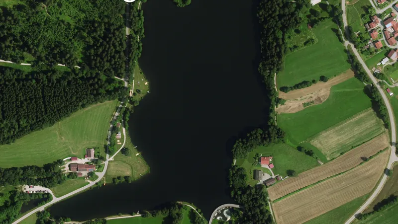Luftbild des Rannasees bei Wegscheid mit Uferbereichen und Ortschaft